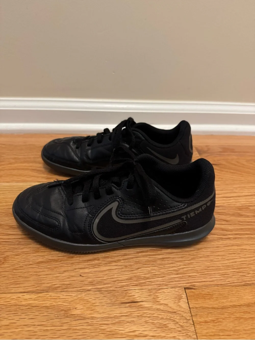 Nike Kids Tiempo Legend 9 Club Indoor Soccer Shoes - size 3.5Y